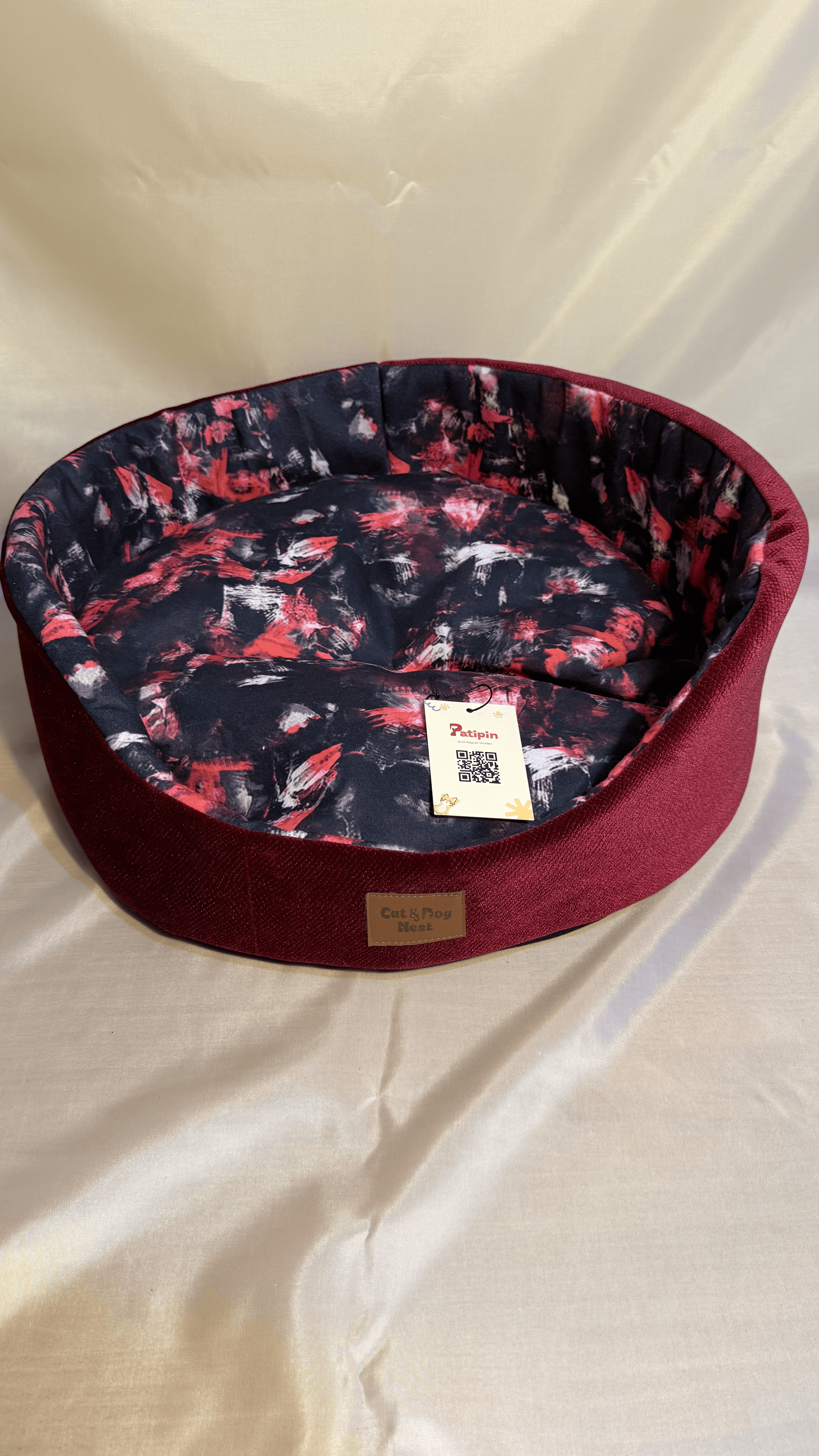 Kırmızı Desenli, Kadife Kenarlı Yatak - Görsel 1