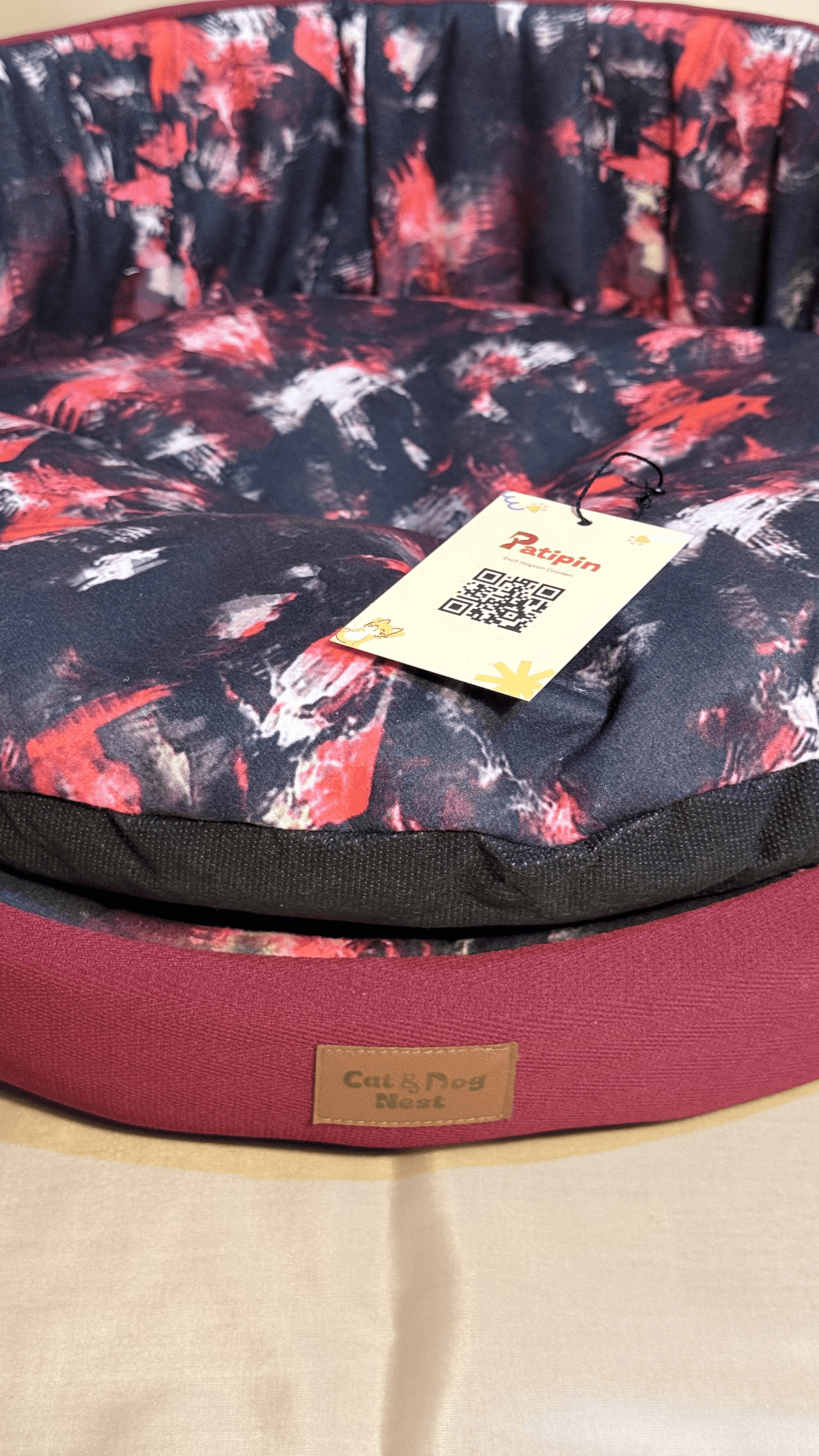 Kırmızı Desenli, Kumaş Kenarlı Yatak - Görsel 2