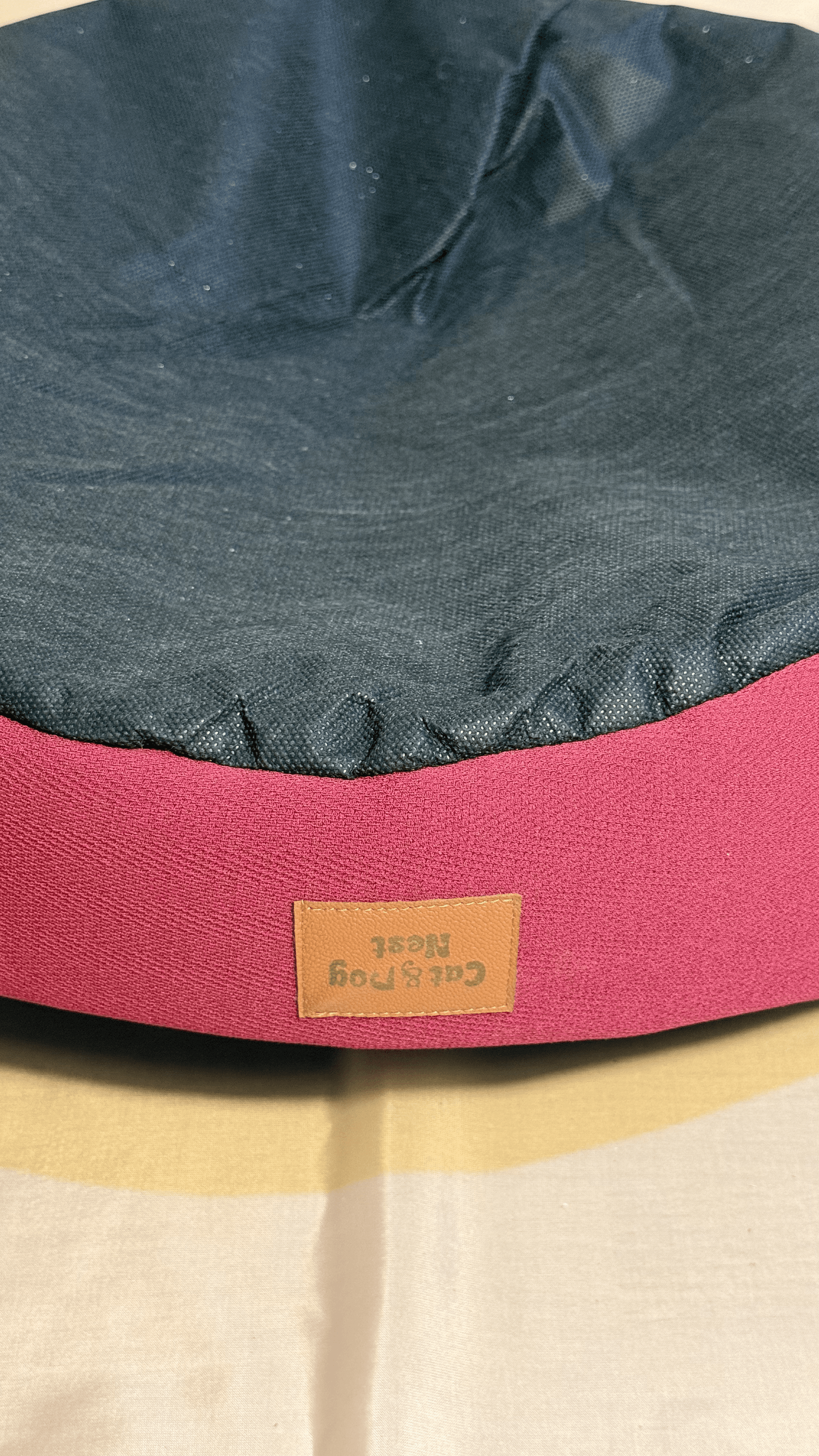 Kırmızı Desenli, Kumaş Kenarlı Yatak - Görsel 3