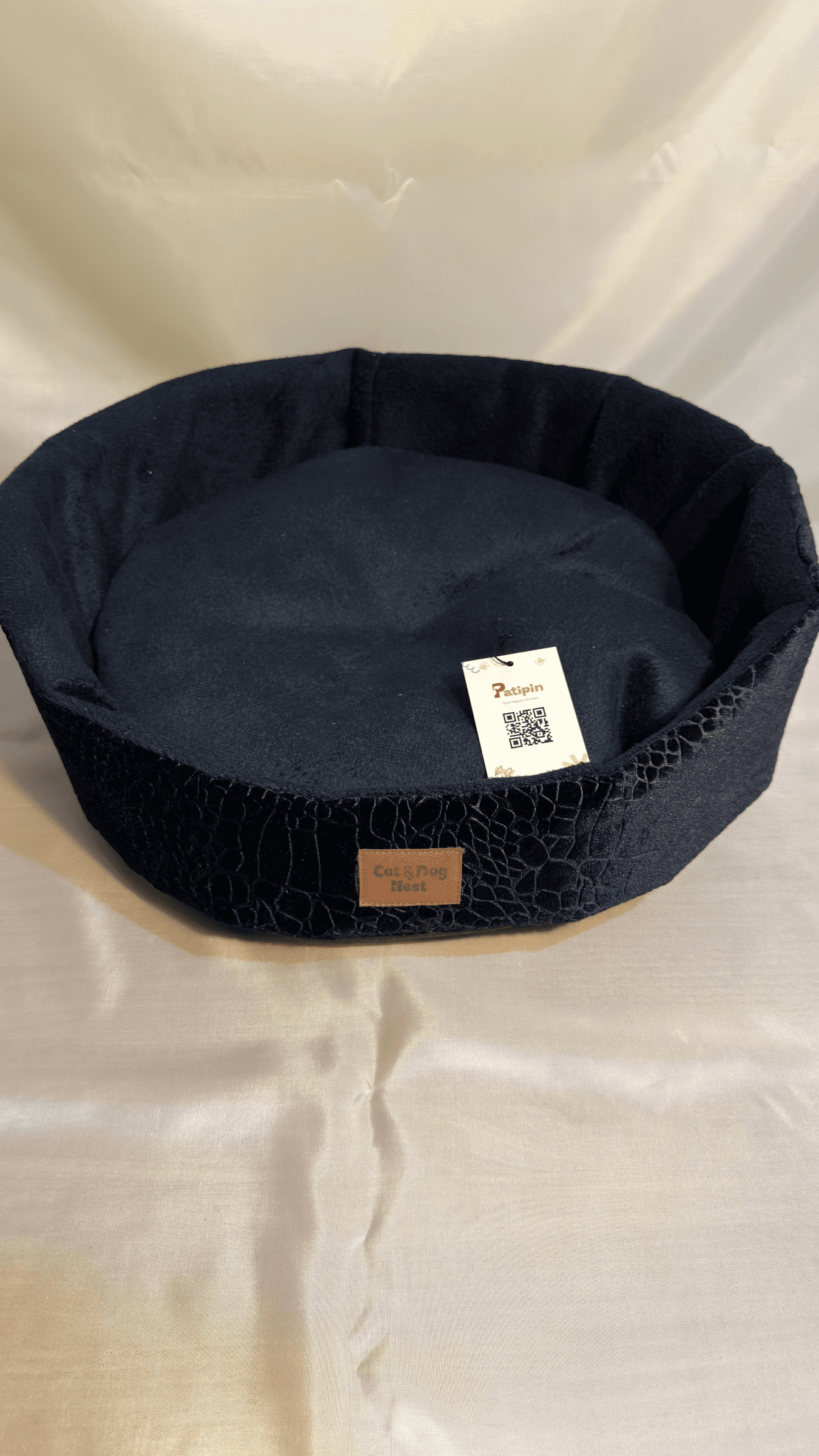 Siyah Yılan Derisi Kenarlı Yatak - Görsel 1